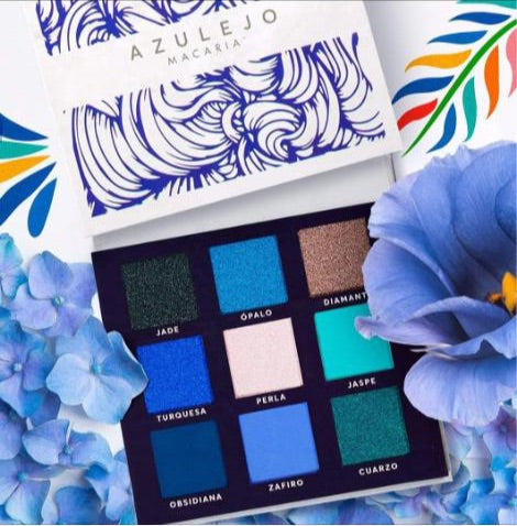 Eyeshadow palette with blue shades